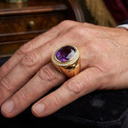 Bague évêque en améthyste naturelle de 20 carats en argent sterling plaqué or 14K, portée à la main, montrant la pierre violette et le halo de diamants.