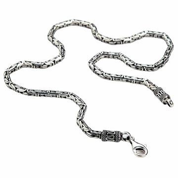 Un pesante collana byzantina in argento sterling da 5mm con terminali decorati e chiusura a granchio.