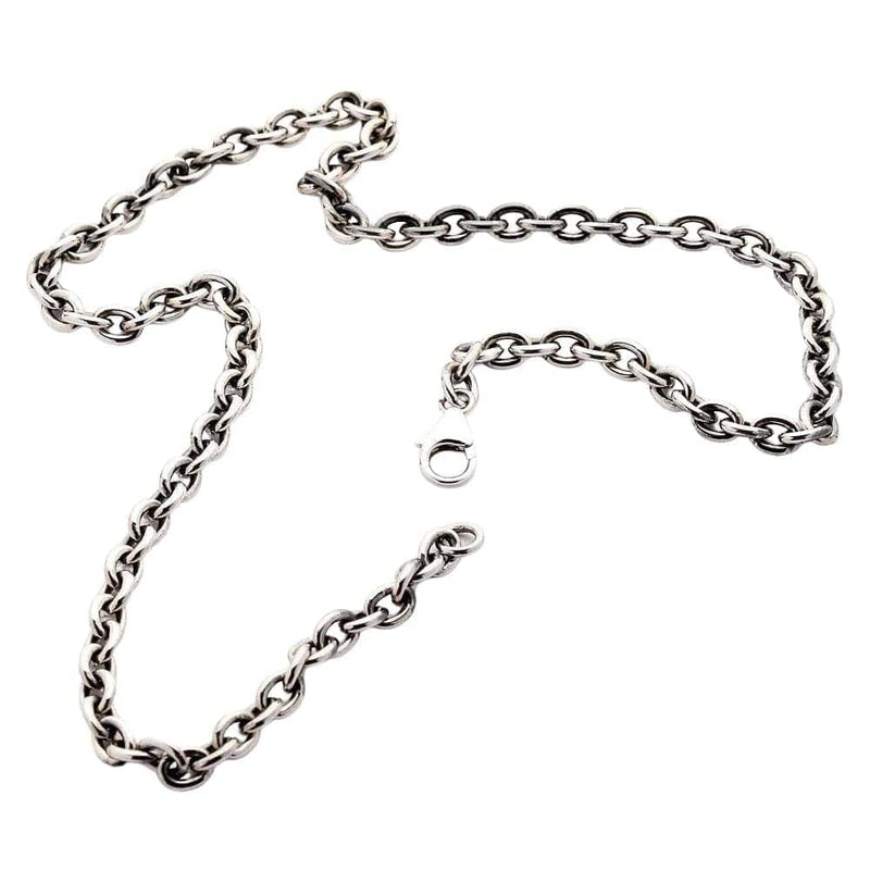 Una vista completa de un collar de cadena rolo ovalada de plata esterlina de 6mm dispuesto sobre un fondo blanco.