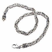 Ein schweres 8mm Sterling-Silber-Byzantinisches Halsband mit verzierten Endkappen und einem Hummerverschluss.