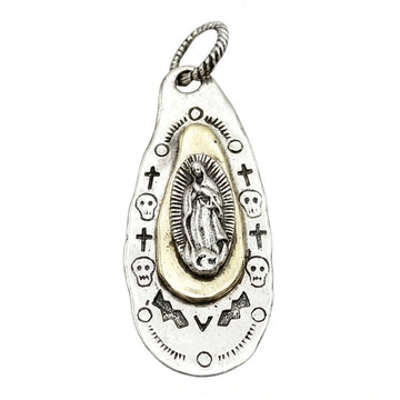 Primer plano de un colgante de la Virgen María de plata esterlina 925 en dos tonos con grabados de cruz y calavera.