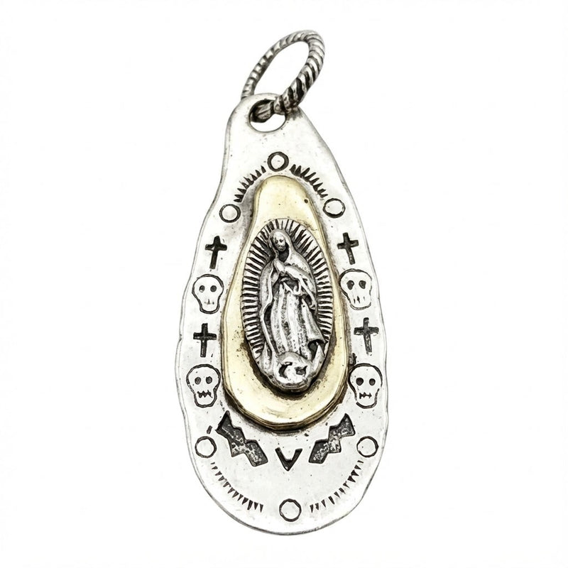Primer plano de un colgante de la Virgen María de plata esterlina 925 en dos tonos con grabados de cruz y calavera.