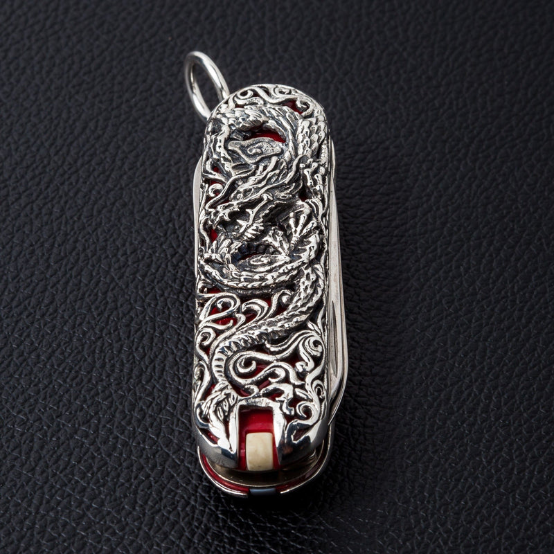 Colgante de cuchillo suizo de plata esterlina con dragón