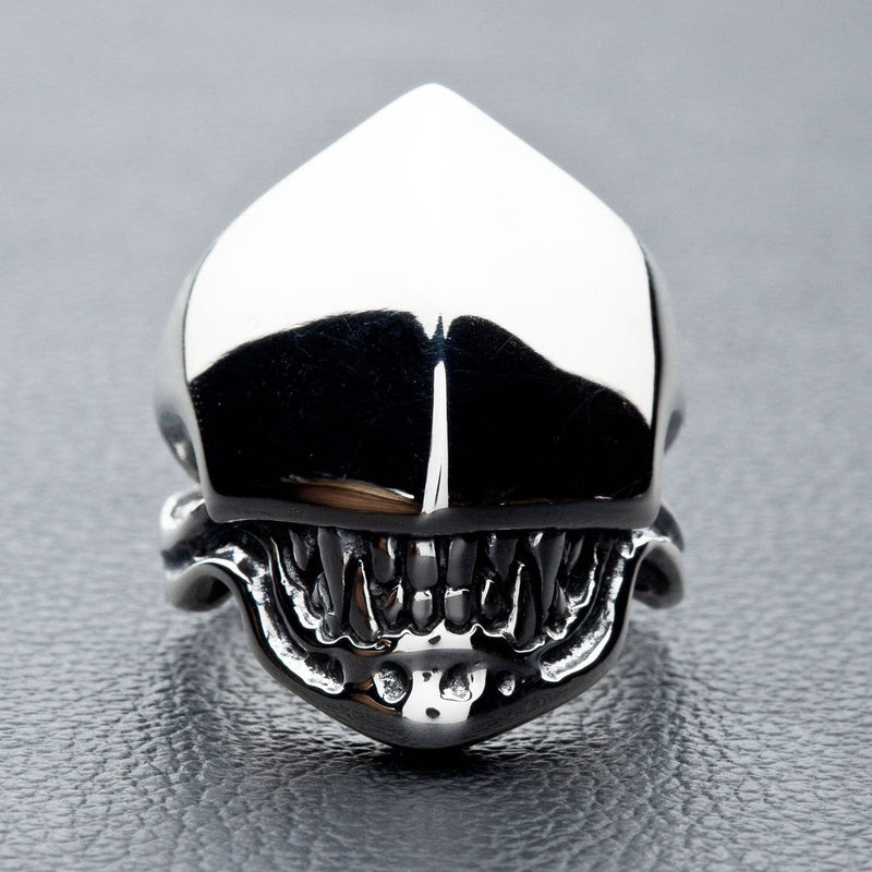 Alien-Kopf-Ring, Vorderansicht