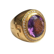 手工製作的紫水晶主教戒指側面角度視圖,配有閃亮的CZ鑽石光環和黃金鍍層