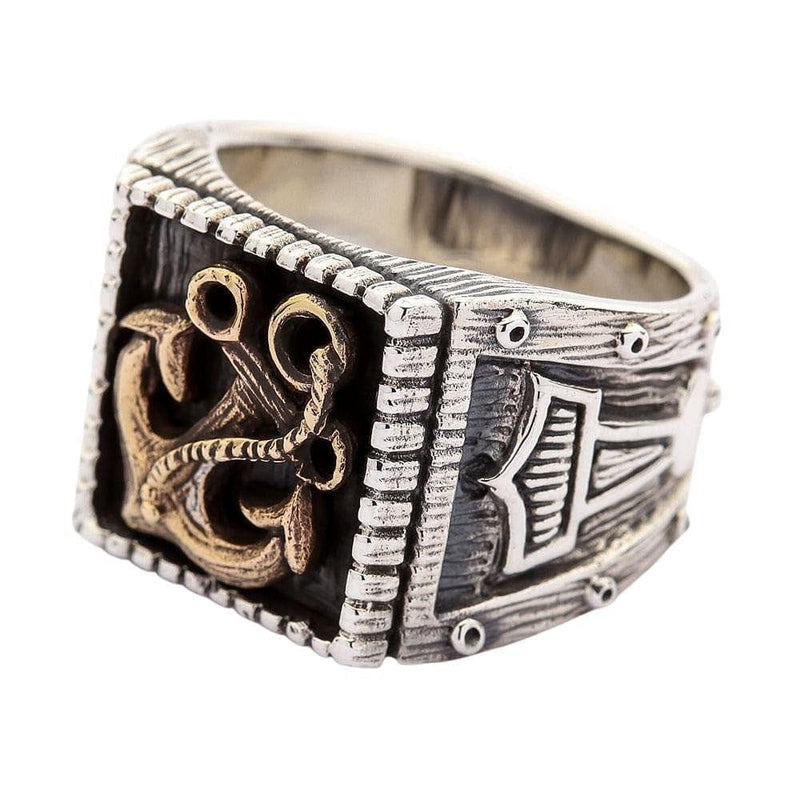 Un anello vichingo in argento sterling e ottone a due toni con incisioni decorative del martello di Thor sul lato.