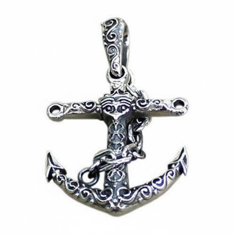 Una vista frontale del pendente a forma di ancorea tribale antica in argento sterling, che mostra i complessi intagli e il dettaglio della catena avvolta.