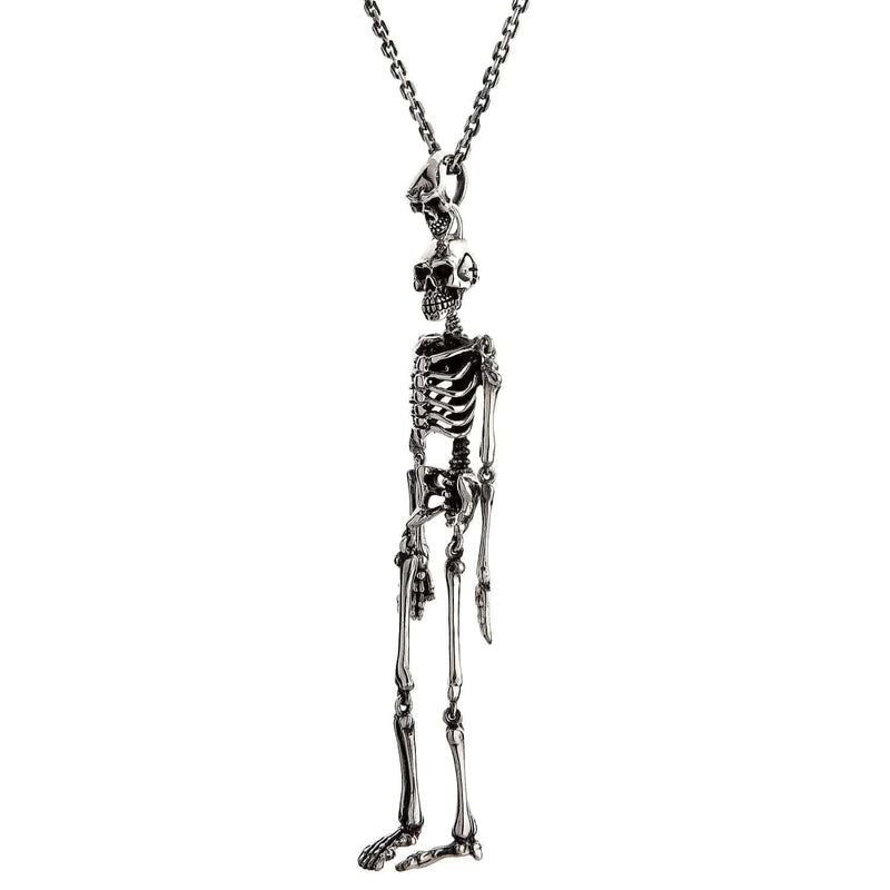 Úhlový pohled na 3D přívěsek kostry, který ukazuje její hloubku a ručně zpracované anatomické detaily.
