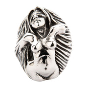 Egy művészi akt női gyűrű tömör sterling ezüstből, amely egy magas domborművet ábrázol, bonyolult, áramló hajjal.