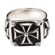 خاتم دراجات كلاسيكي يتميز بالصليب المالطي الأيقوني بتصميم ختم ثقيل من الفضة الصلبة.