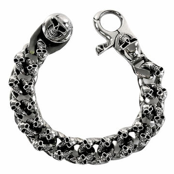 Detailaufnahme des Verschlussmechanismus eines silbernen Biker-Armbands