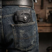 محفظة من جمجمة الراي الأسود في جيب خلفي من جينز الدنيم، لقطة أسلوب حياة