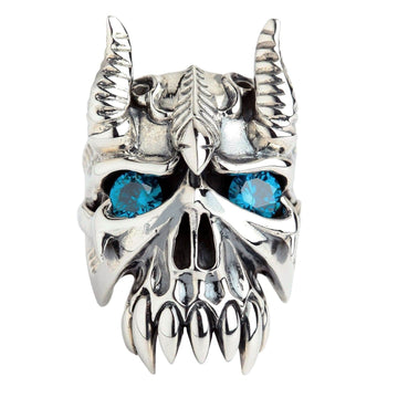 Een grote sterrensilver bisonhoorn demonenring met brillante blauwe edelstenenogen en grote, scherpe tanden.