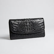 Carteira de senhora trifold em pele de crocodilo preta com textura autêntica hornback na aba frontal, acabamento brilhante