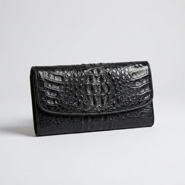 Portafoglio donna trifold in pelle di coccodrillo nera con texture hornback autentica sulla pattina frontale, finitura lucida