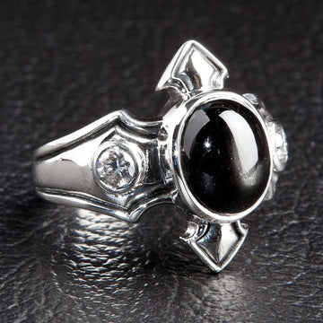 Skrå vinkel af herre sort onyx sølvring med gotisk detaljering og CZ accenter