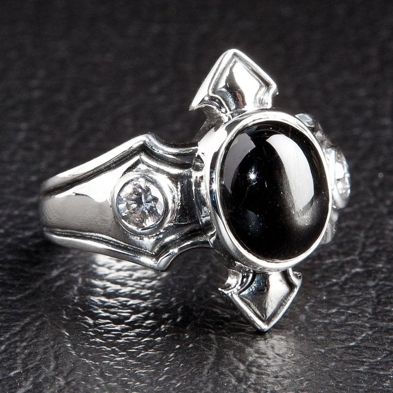 Vista en ángulo del anillo de plata con ónice negro para hombres, con detalles góticos y acentos de CZ.