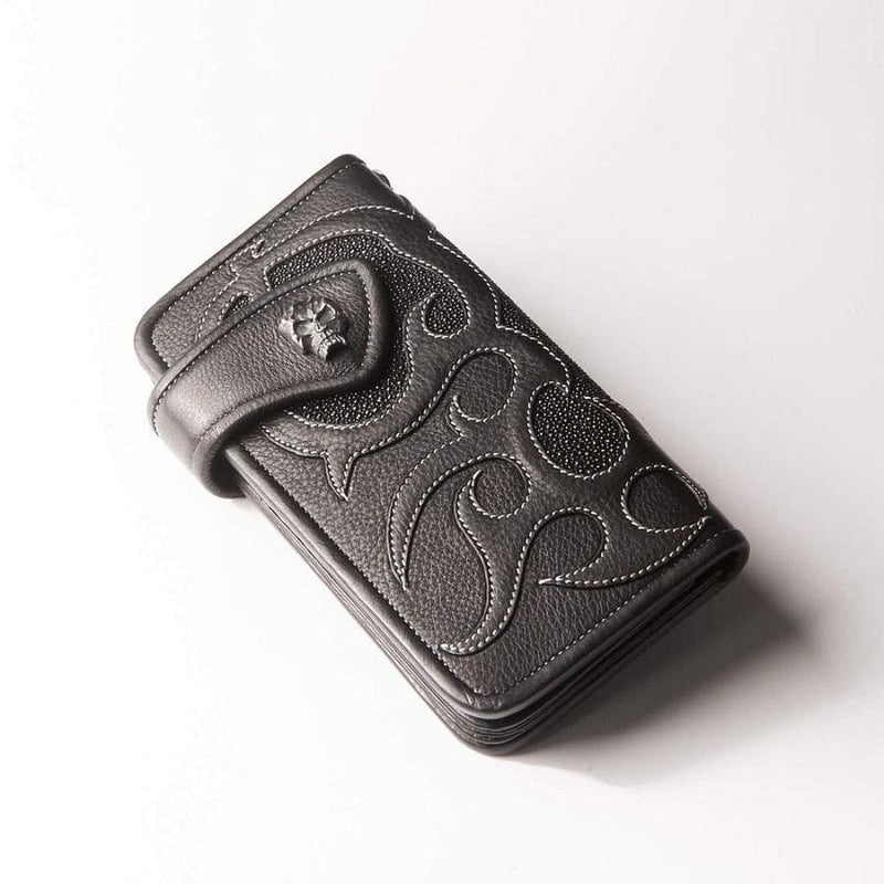 Cartera larga de piel de raya negra con concho de calavera de plata y diseño de llamas, vista frontal