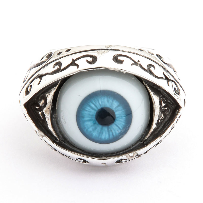 Vy framifrån av en blå ögonglobsring i sterlingsilver med himmelsblå iris och oxiderad filigran-mandelinfattning