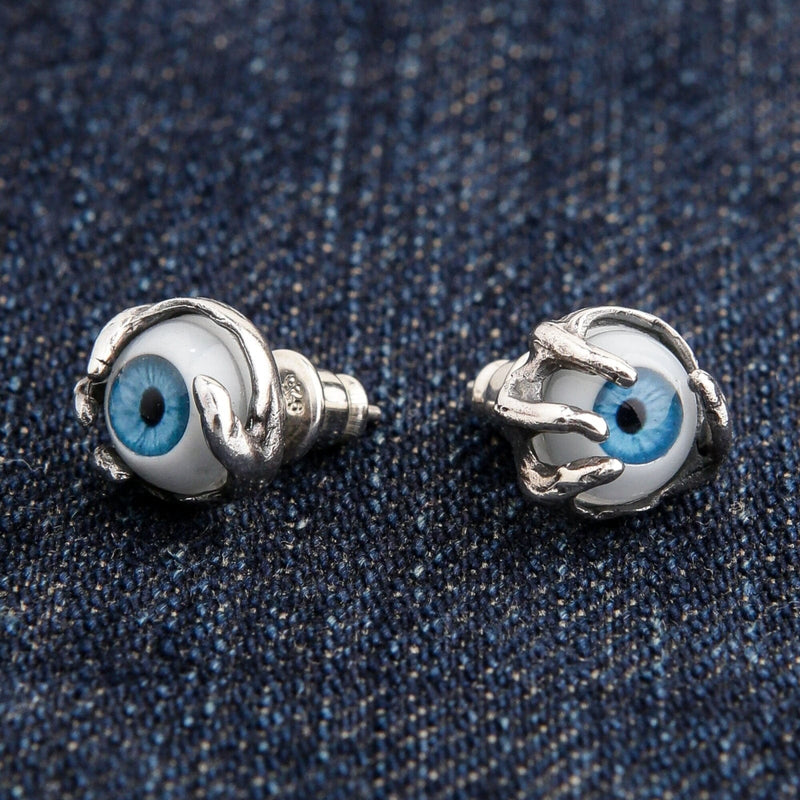 Ein Paar blaue Augapfel-Stud-Ohrstecker aus Sterlingsilber, gehalten von einem gotischen Kralle-Design.