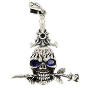 Vista frontale del ciondolo biker in argento sterling con teschio dagli occhi in zirconia cubica blu e rosa sotto la mascella.