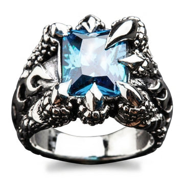 Topazio blu incastonato in alto tra quattro artigli d'aquila su un anello in argento .925 lucido, ripreso frontalmente