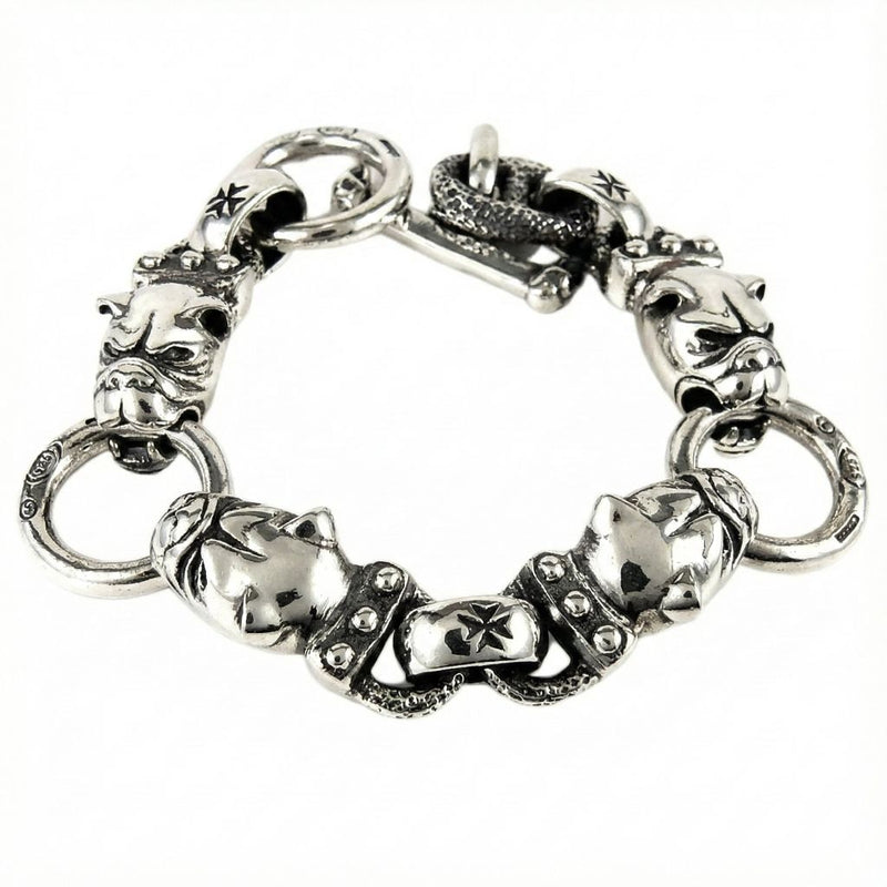 Nahaufnahme von Bulldoggenköpfen und Totenkopf-Knebelverschluss aus Sterlingsilber