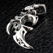 Vedere unghiulară a pandantivului din argint sterling cu linii tribale sculptate pe suprafață întunecată, caneluri adânci și vârf de lamă