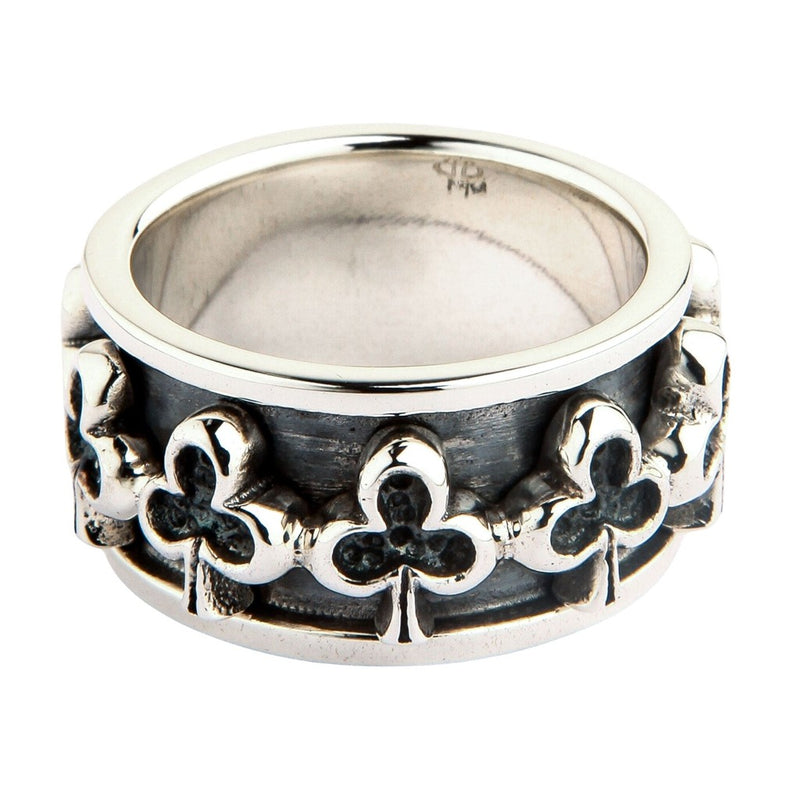 Anello spinner in argento sterling del club vista frontale che mostra motivi a trifoglio rialzati sulla fascia ossidata
