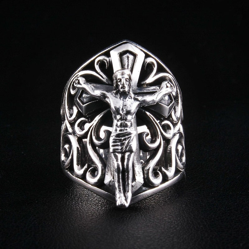 Vista frontale dell'anello a scudo crocifisso in argento sterling 925 con lavorazione a filigrana.