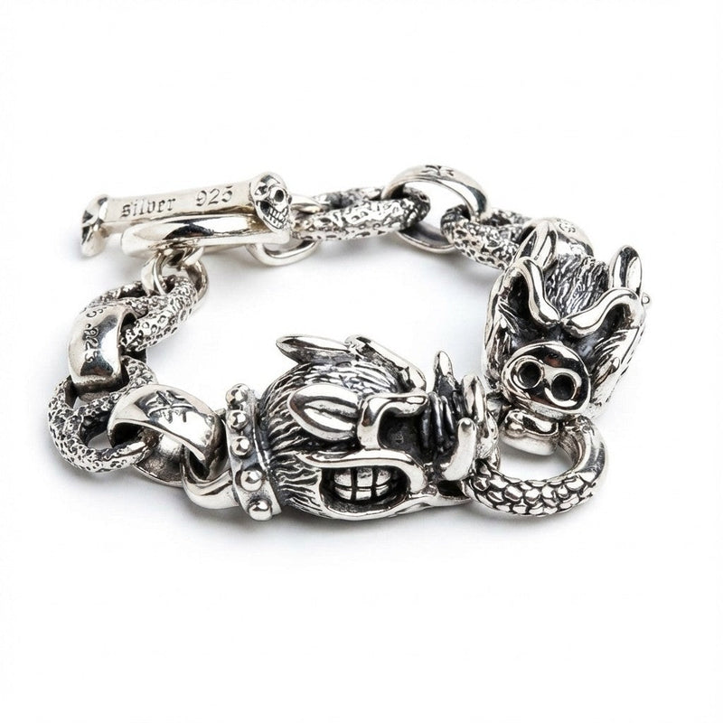 Vue de face du museau de cochon sauvage et des écailles argentées texturées sur un bracelet gothique pour homme.