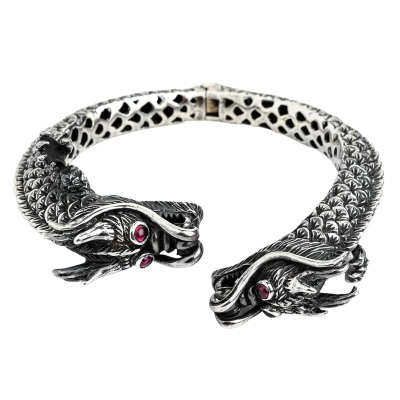 Bracciale a manica in argento sterling con testa di drago doppia e occhi rossi rubino vista frontale che mostra le squame dettagliate