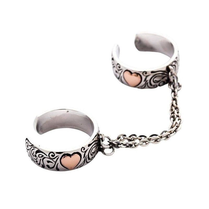 Vorderansicht des verstellbaren Doppel-Fingerrings mit roségoldenen Herzen und gotischen Gravuren.