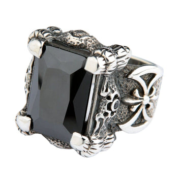 Eine Seitenansicht des Drachenklauenrings, die das aufwendig gravierte Emblem einer Kriegeraxt auf dem Ringband hervorhebt.