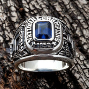 Primo piano della vibrante gemma blu circondata dalla scritta National Champions.