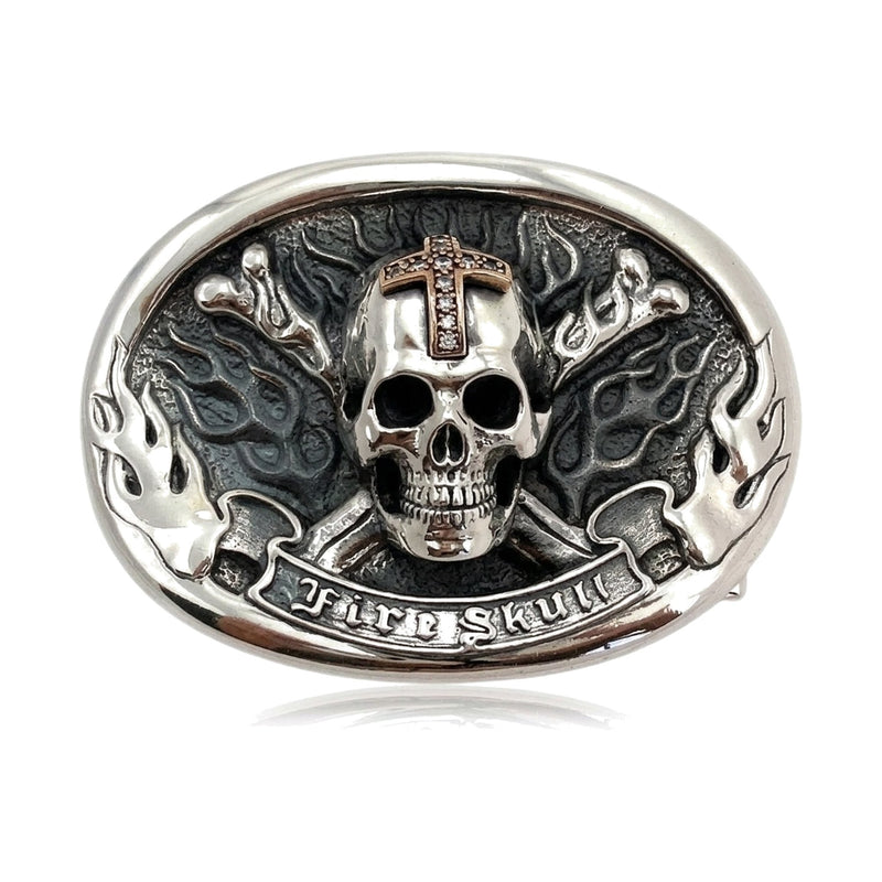 Spona na opasek Fire Skull s lebkou a zkříženými hnáty z masivního stříbra 925, leštěný oválný rám kolem lebky na začerněných plamenech
