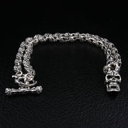 火焰骷髏 925 純銀騎士項鍊,配有骷髏鍊節和 T 型扣,置於黑色皮革背景上。