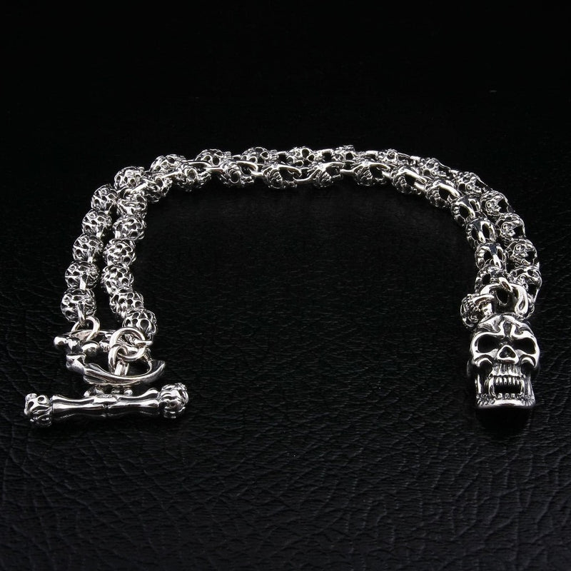 Flammender Schädel 925 Sterling Silber Biker-Halskette mit Schädel-Kettenverbindungen und T-Bar-Verschluss auf schwarzem Lederhintergrund