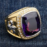 Un anello da vescovo a mano con un grande zaffiro amethystino al centro, un pezzo di alta qualità di gioielli da vescovo.