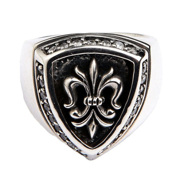 Vedere frontală a inelului din argint cu floarea de lis, având pietre CZ clare ca diamant pe un design de scut.