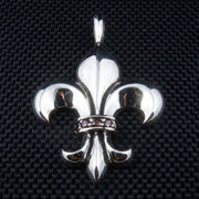 鳶尾花純銀吊墜,中段鑲嵌紅石榴石,黑色紋理背景正視圖。