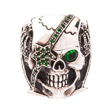 Vista frontale diretta dell'anello con teschio pirata con penetranti occhi in zirconia cubica verde smeraldo.