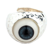 前臺工作室拍攝了現實的藍眼球戒指。