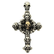 Frontansicht des oxidierten Sterling-Silber-Kreuzanhängers mit geschnitzten Totenköpfen und zentralem goldfarbenen Totenkopf-Akzent.