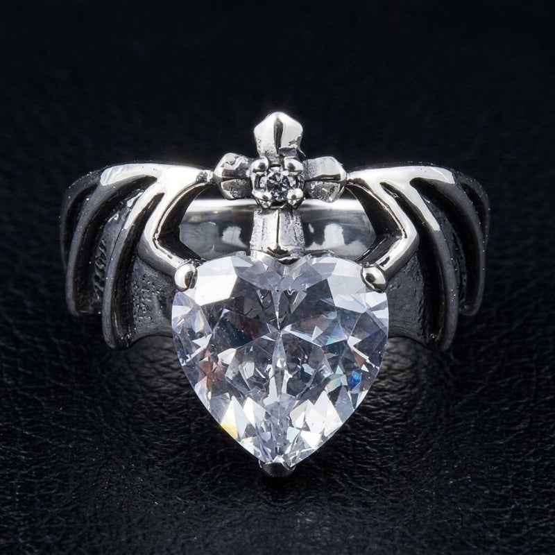 Vista frontale dell'anello Claddagh gotico con cuore in zircone sfaccettato, mani ad artiglio e corona a croce in argento scuro.