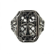 Vista frontal de anillo de cruz gótica en plata de ley con intrincado patrón de celosía y diseño de cruz.