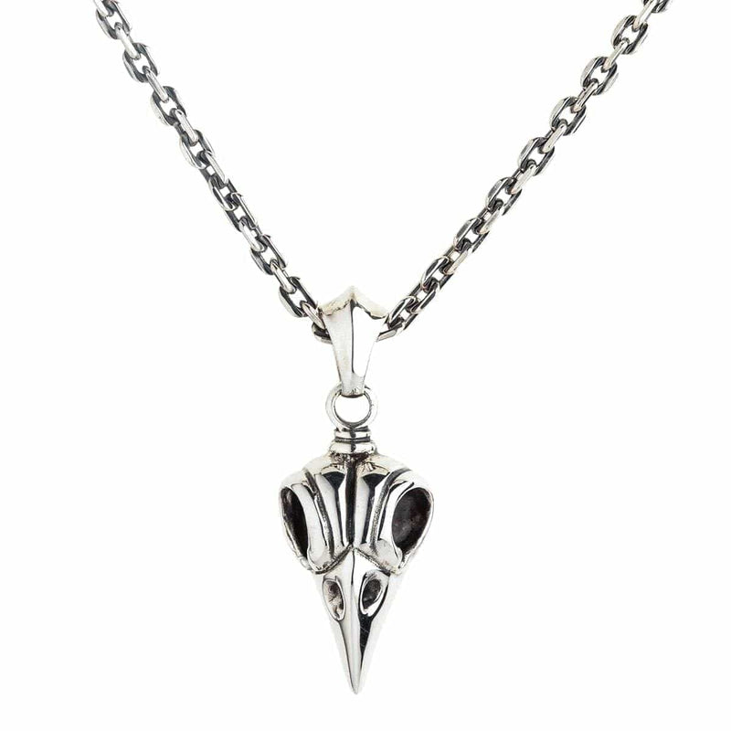 Eine Halskette aus Sterlingsilber mit einem gotischen Krähenschädel, deren detailreicher und realistischer Anhänger an einer Silberkette befestigt ist.