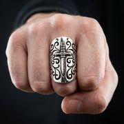 يد رجل ترتدي القلمس الكوثوق الكاملة للأصابع، مما يظهر حجمها المذهل.