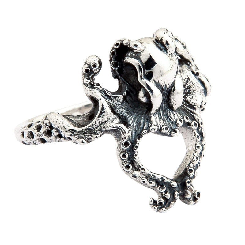 Una vista inclinada del anillo de tentáculo de pulpo gótico, destacando los detalles de los ventosas.