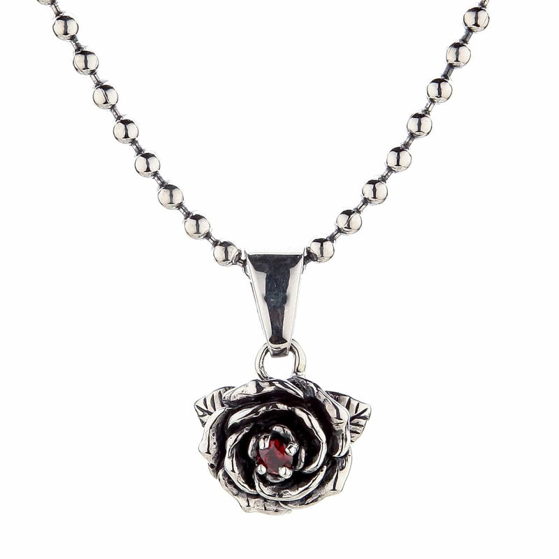 Ein gotisches Silberrosen-Anhänger mit einem Granat, der an einer Sterlingsilber-Kugelkette hängt.